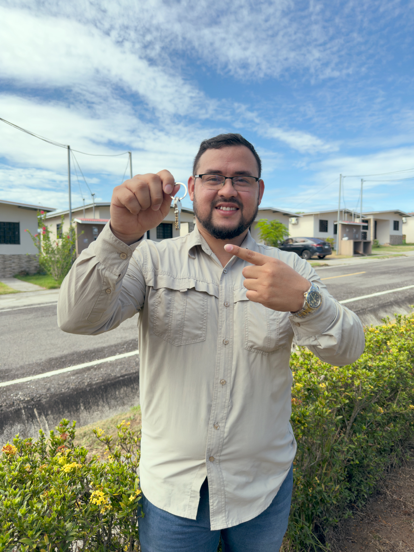Cliente recibiendo las llaves de su nuevo hogar en Residencial Nova Sur